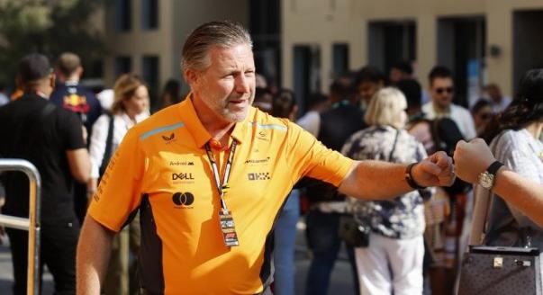 Zak Brown javaslata: „A csapatok fizessék a stewardokat”