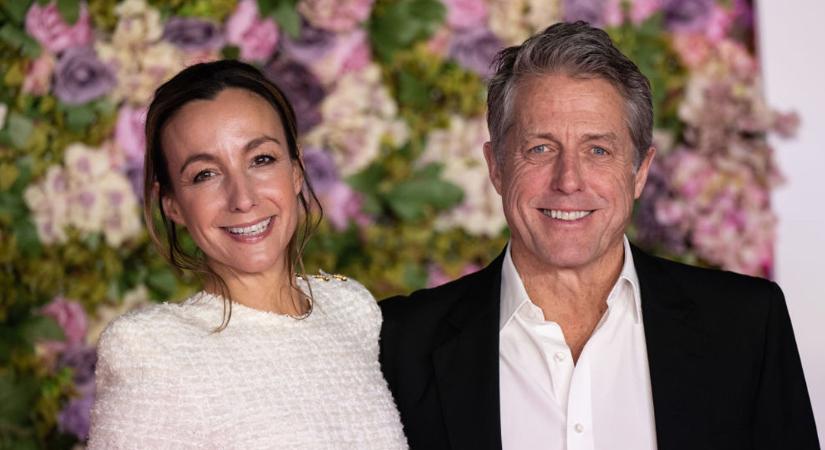 Hugh Grant nem bírta levenni a kezét a fiatal és gyönyörű feleségéről a Bridget Jones premierjén