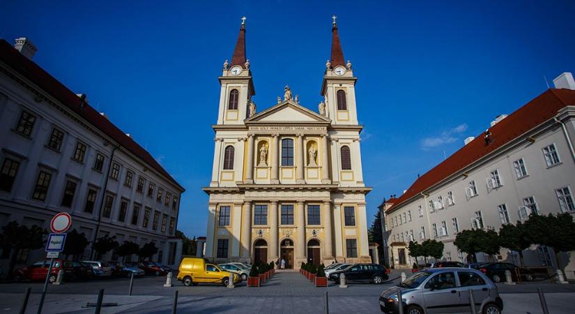 Lecsukták a szombathelyi férfit, aki kitépte és meg taposta a székesegyház előtti virágládák növényeit