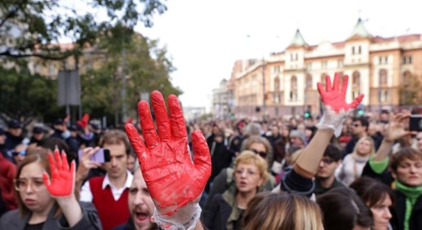 Gyalog indultak el az újvidéki tragédia miatt tiltakozó egyetemi hallgatók Belgrádból Újvidékre