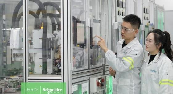 Újabb Schneider Electric üzem lett Példakép