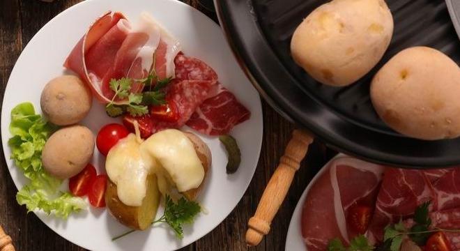 Raclette, az olvadt sajt csodája egy igazi partifogásban