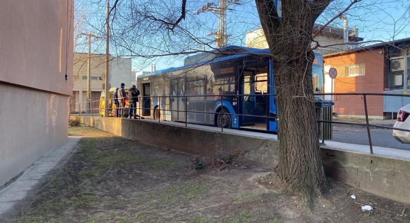 Holttestre bukkantak az egyik budapesti buszon