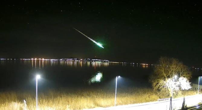 A Balaton vizén tükröződött egy zöld tűzgömb fénye