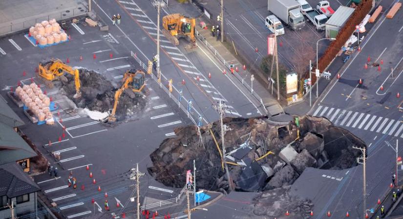 Megnyílt a föld Japánban, víznyelőbe zuhant egy teherautó-sofőr