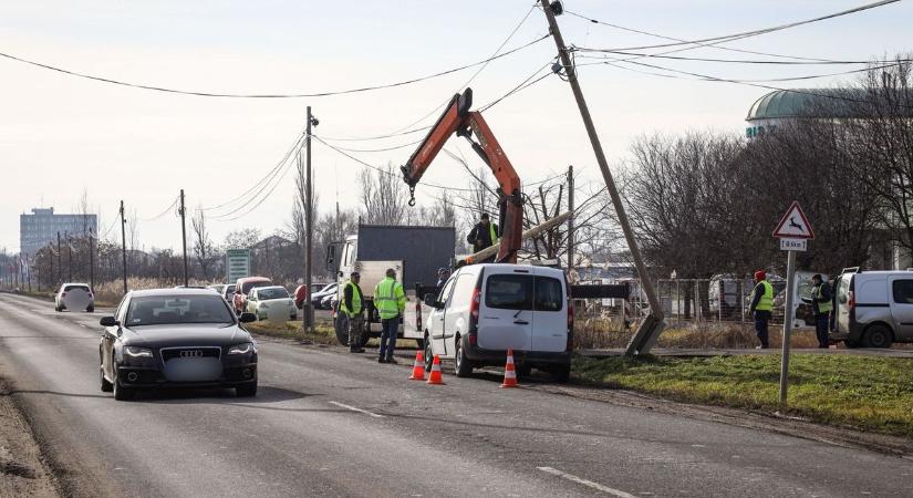 Csak a kábelek tartottak egy megdőlt villanyoszlopot Szolnok egyik forgalmas utcája fölött