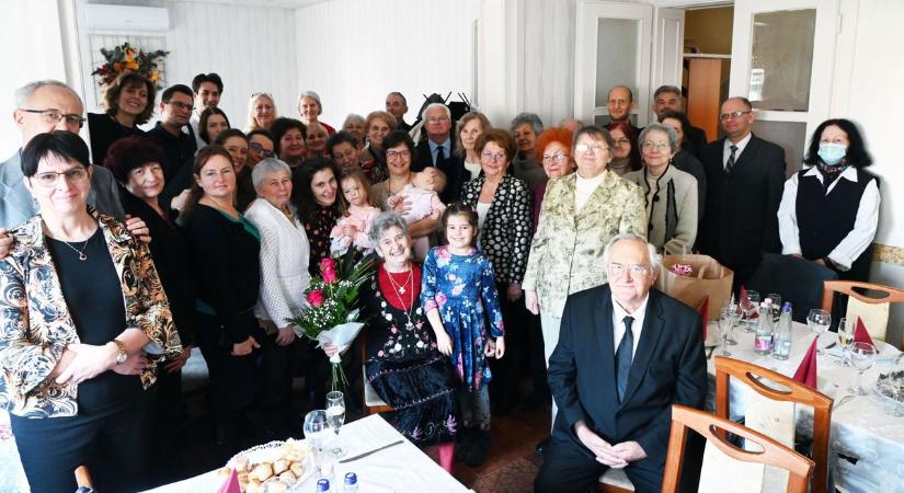 Különleges születésnapot ültek Szolnokon, hajó alakú tortával köszöntötték az ünnepeltet