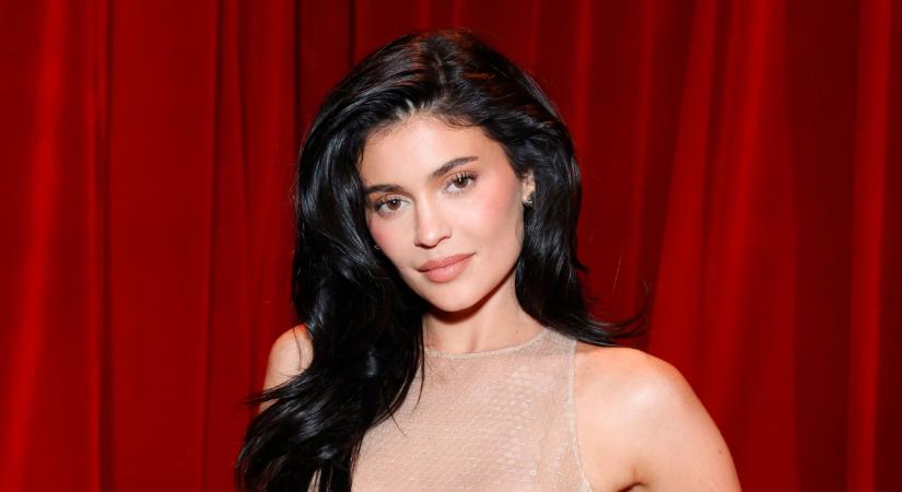 Kylie Jenner élete legnagyobb dekoltázsát villantotta, de valami nagyon nem stimmel vele a rajongók szerint