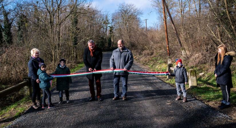 Útátadás Bérbaltaváron: 12 millió forintból újították fel a villámárvíz által elmosott utat