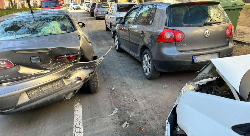 Helyszíni fotókon a nagy csattanás: négy jármű ütközött