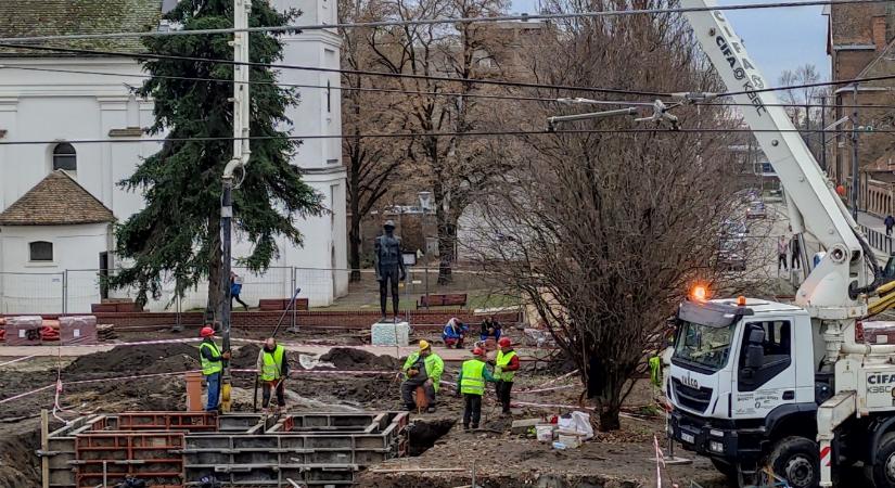 Betonpumpa segítette ma is a Kossuth téri látványszökőkút építését