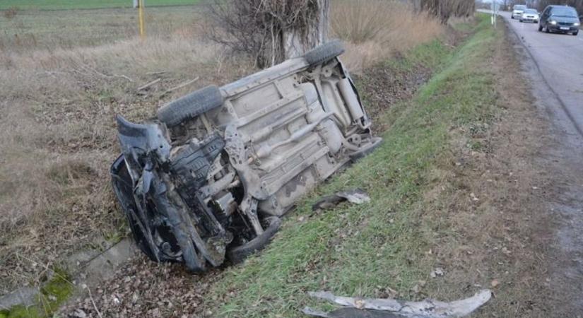 Árokba hajtott egy autó a 37-esen