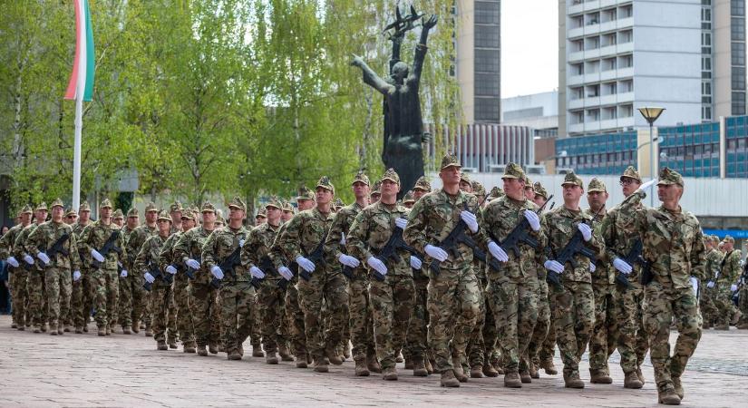 Szalay-Bobrovniczky Kristóf: újabb másfél száz katona esküdött fel a haza védelmére