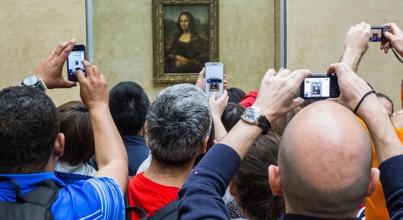 Költözik a Mona Lisa: külön díjat kell majd fizetniük a látogatóknak a festmény megtekintéséért