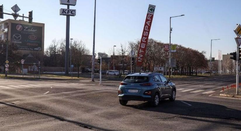 Megborzongtak a sofőrök a busz elől tolató autóról készült szolnoki videótól