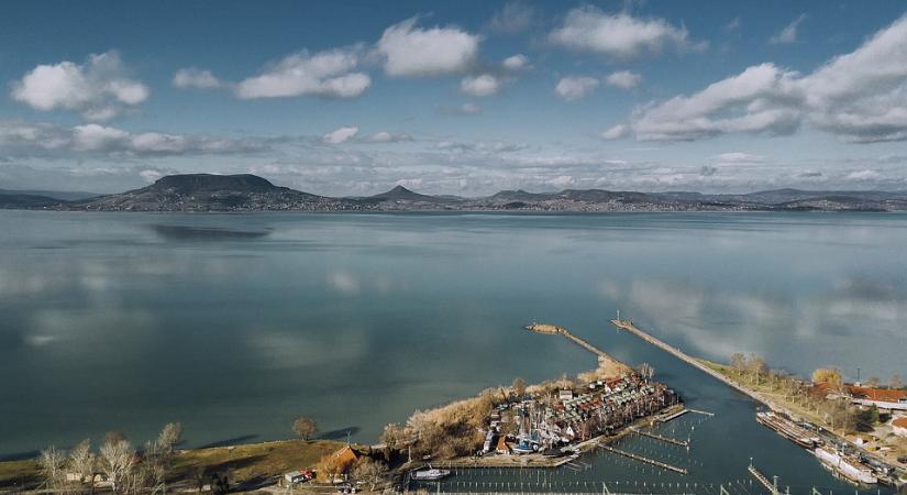 Rendkívüli jelenséget videóztak a Balaton fölött