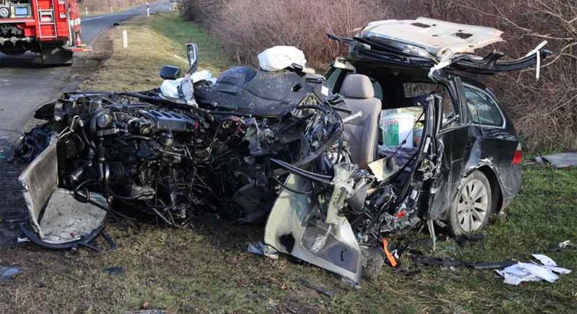 Szinte semmi nem maradt a BMW-ből a frontális ütközés után Hosszúheténynél