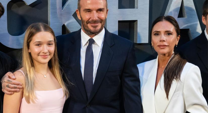 Gyönyörű fiatal nővé érett Victoria és David Beckham 13 éves lánya – Harper természetes szépségként ragyogott híres szülei oldalán