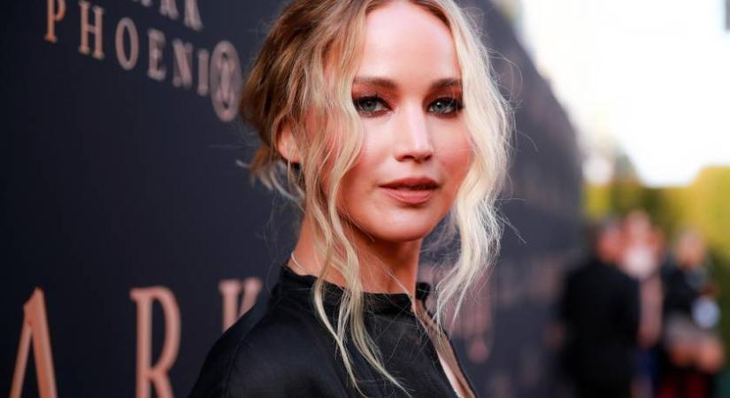 Jennifer Lawrence cuki kisfiával andalgott: a várandós színésznő babapocakja már jó nagy