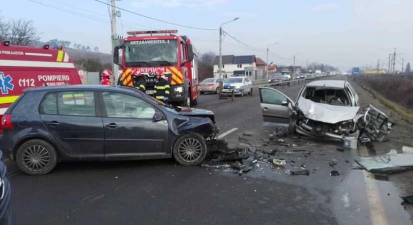 Kolozs megye: két embert kellett kimenteni egy autó roncsai közül