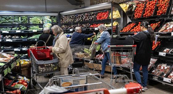 70 százalékkal drágább tej, 60 százalékkal drágább tojás és 16 százalékkal drágább hús – így szálltak el az árak egy év alatt a magyar boltokban