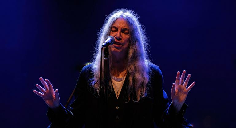 A színpadon esett össze Patti Smith