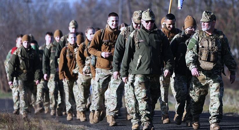 Elindult az emlékmenet, hatalmas távot gyalogolnak a résztvevők – galériával