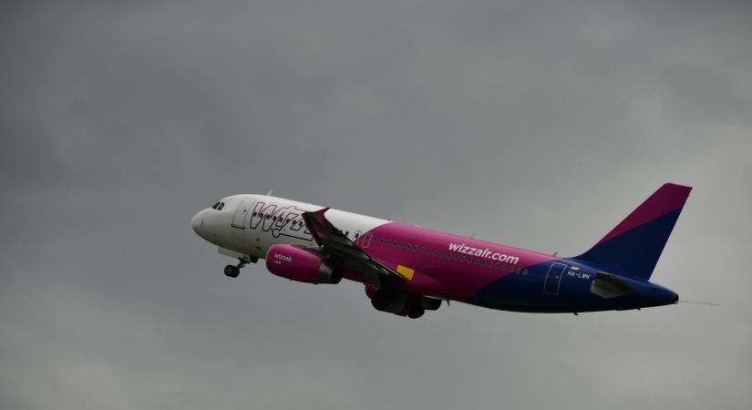 Megtévesztette az utasait a Wizz Air, de nem bírságolják meg