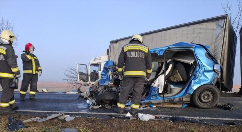 Halálos baleset történt a szomszéd vármegyében: teherautóval ütközött egy személyautó - fotók