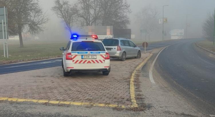 A rendőrök orra előtt hajtott szemből a fűzfői körforgalomba