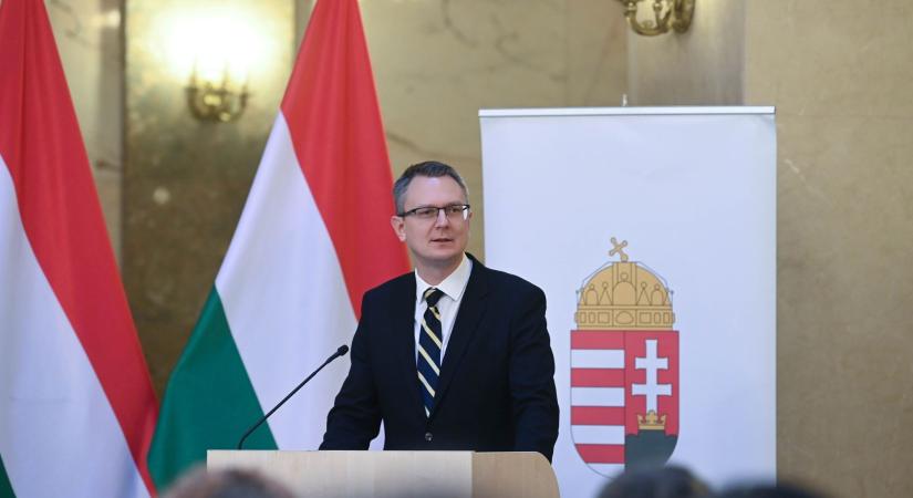 „A magyar közoktatás világszínvonalra képes” – Rétvári Bence a nemzetközi diákolimpiák győzteseinek és tanáraiknak adott át elismeréseket