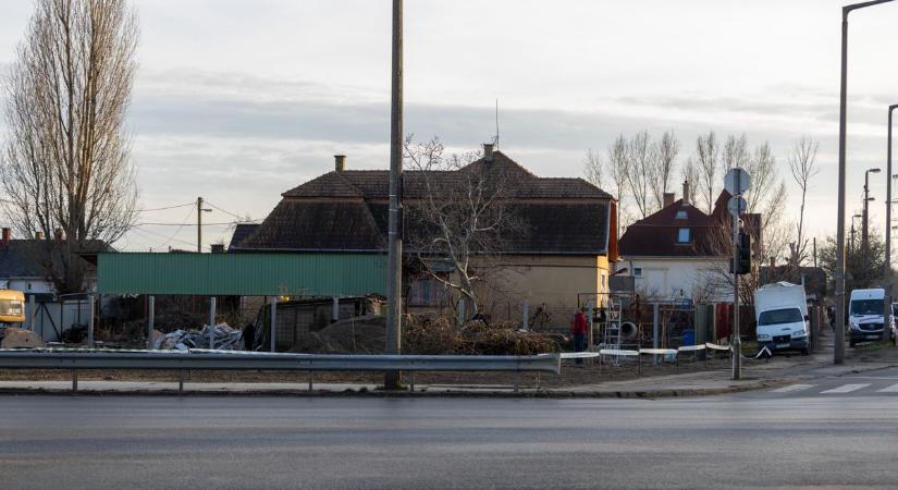 Lebontottak egy épületet Debrecenben, de nem ok nélkül – fotókkal