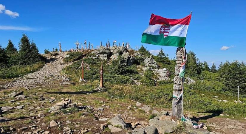 Egyelőre a helyükön maradhatnak a Madarasi-Hargita kopjafái