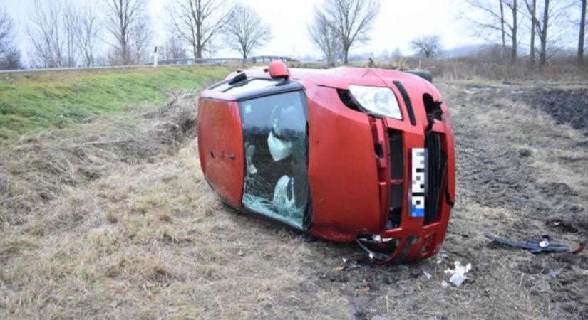 Árokba hajtott a Suzuki, a balesetet okozóját keresi a rendőrség