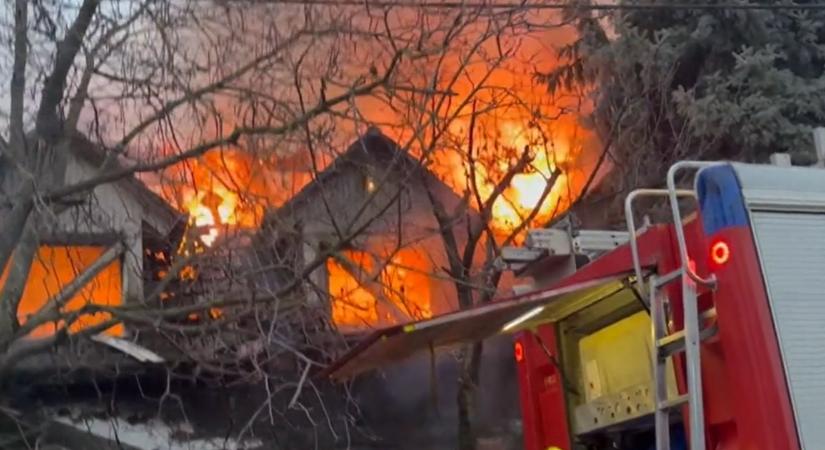 Lángok martalékává vált egy hatfős család otthona Budapesten: az ablakon át menekültek – videó