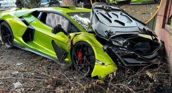 Átadás előtt tankolni vitték a vadonatúj Lamborghinit, roncshalmaz lett belőle