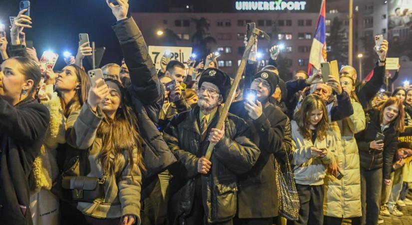 Tízezrek álltak tökéletes csendben az újvidéki pályaudvar előtt – Videó!