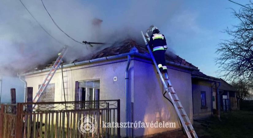 Kigyulladt egy családi ház tetőszerkezete Lentiben