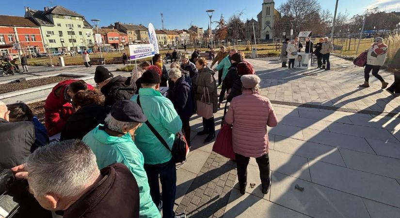 A DK-s Varju Lászlónál sor áll, Magyar Péter standjánál lézengenek Újpesten