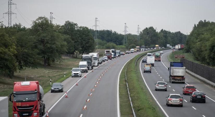 Kamion, mikrobusz és személyautó ütközött az M5-ösön, egy ember meghalt