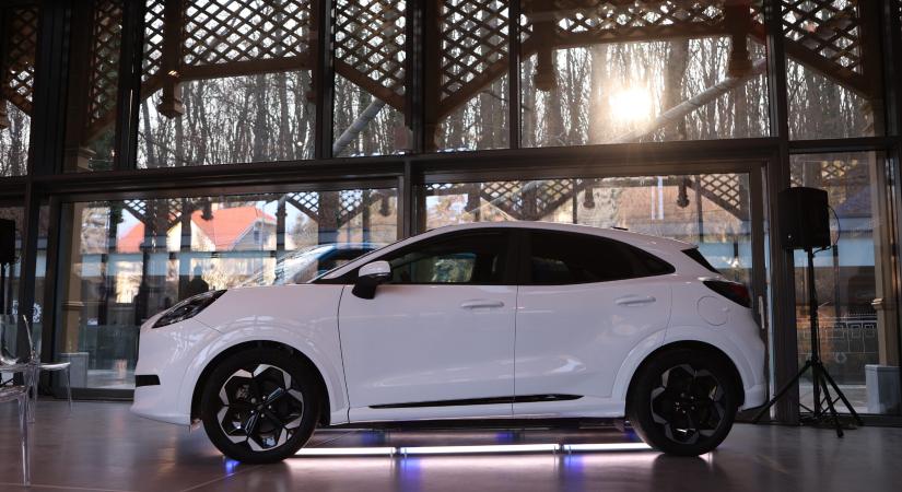 Ford évértékelő és a felvillanyozott fehér Puma