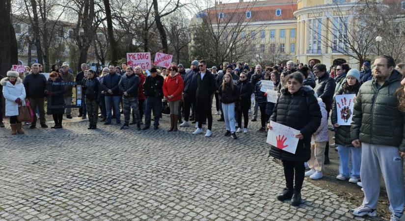 „A SNS gyilkol, a VMSZ asszisztál” feliratot festették a haladók zentai irodája elé