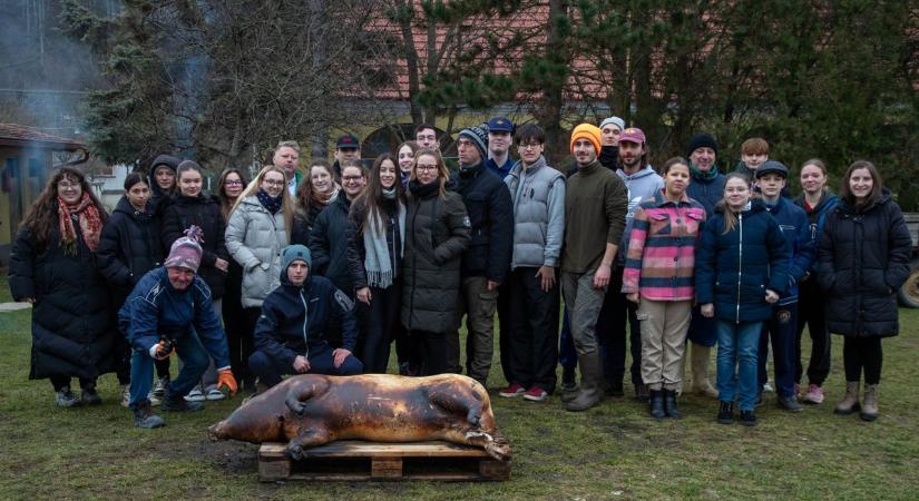 Csapatmunka volt az évindító disznóvágás a Tatabányai Bányász Táncegyüttesnél