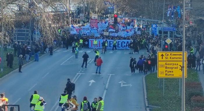 Kilométeres sorok Újvidék bejáratánál, érkeznek az egyetemistákat támogatók a székvárosba