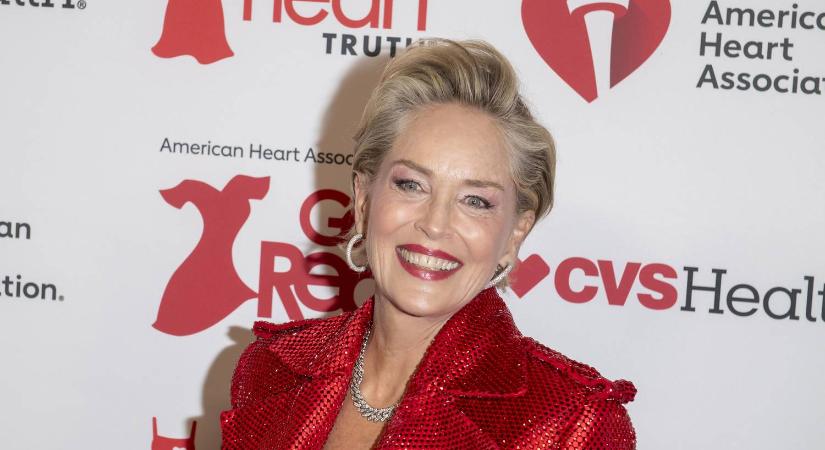 A 66 éves Sharon Stone teljesen felvágott ruhában mutatta meg elképesztő lábait