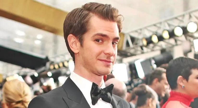 Andrew Garfield melegnek tartja magát, bár még nem volt szerelemi kapcsolata férfiakkal