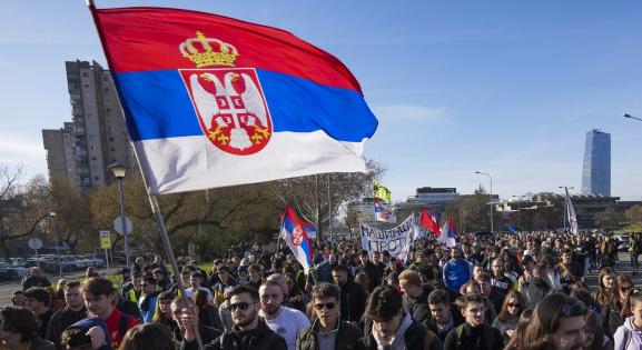 Tüntetéssel is el lehet söpörni egy ország vezetését – aggódhat Orbán Viktor barátja