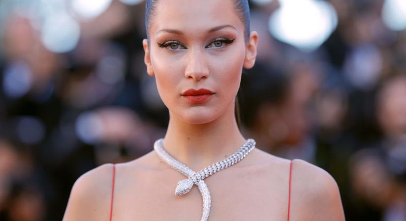 Bella Hadid falatnyi piros bikiniben gázol a bokáig érő hóban