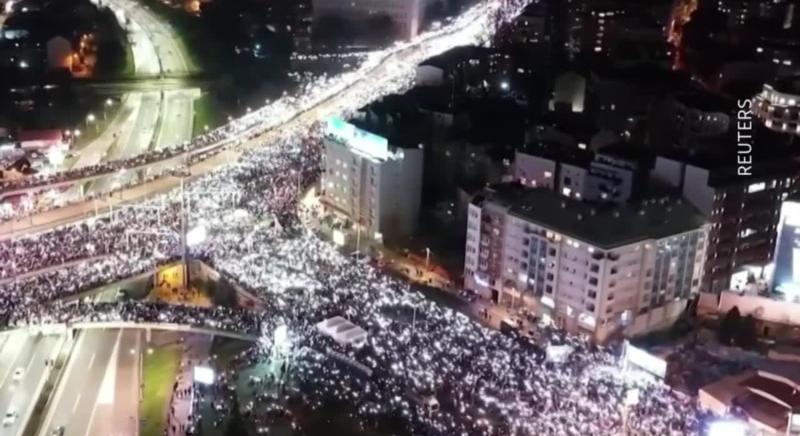 Tömegtüntetés és távozó miniszterelnök a szomszédban, változó vélemény a szankciókról itthon