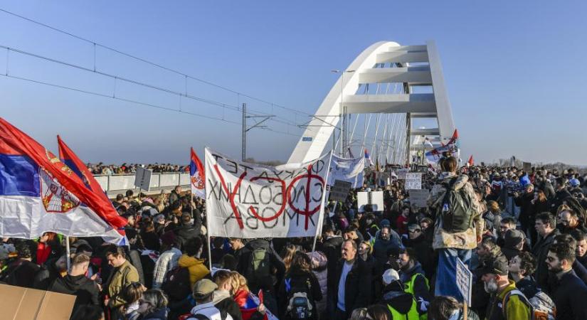 Elfoglalták a hidakat Újvidéken, folyamatosan érkeznek a tüntetők